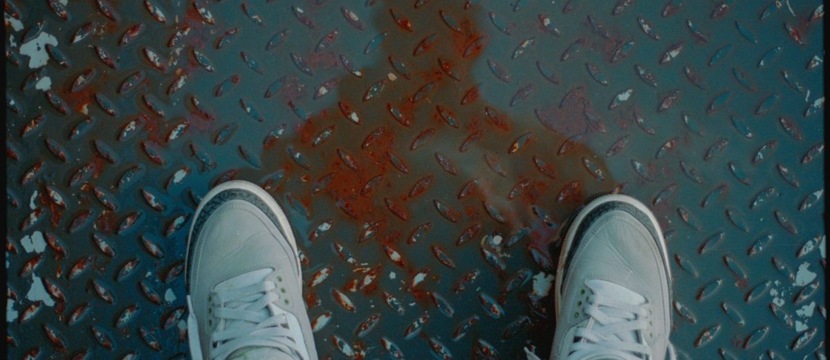 Les sneakers métallisées prennent le pas sur les classiques blanches