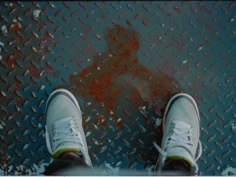 Les sneakers métallisées prennent le pas sur les classiques blanches