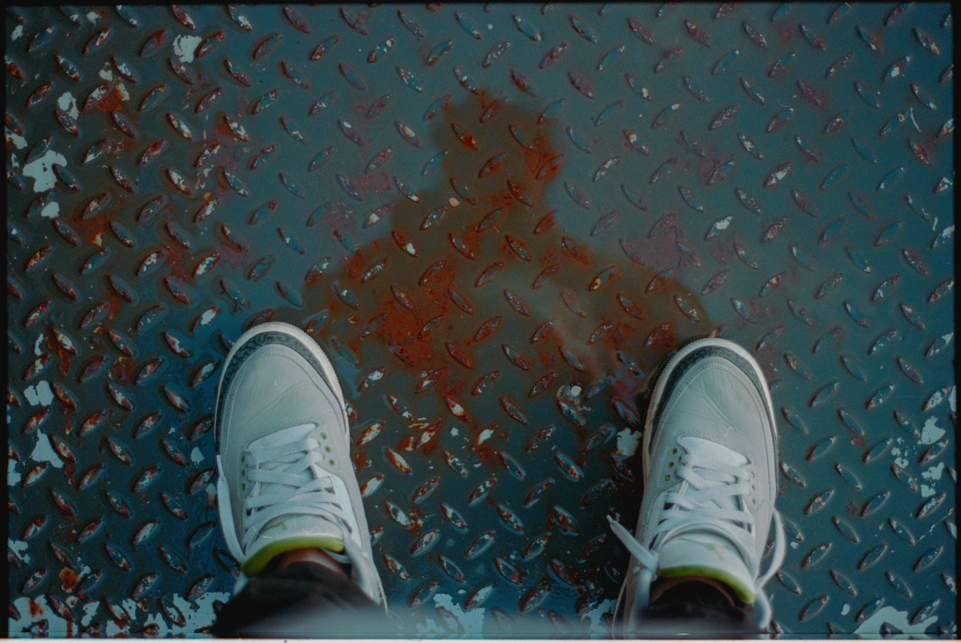 Les sneakers métallisées prennent le pas sur les classiques blanches