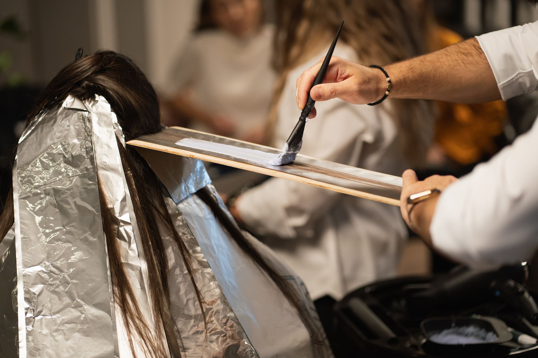 Le henné : coloration capillaire naturelle, tendances et conseils d'application