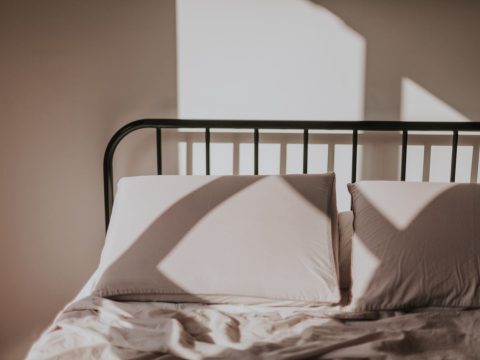 Bien choisir son oreiller : guide complet par position de sommeil