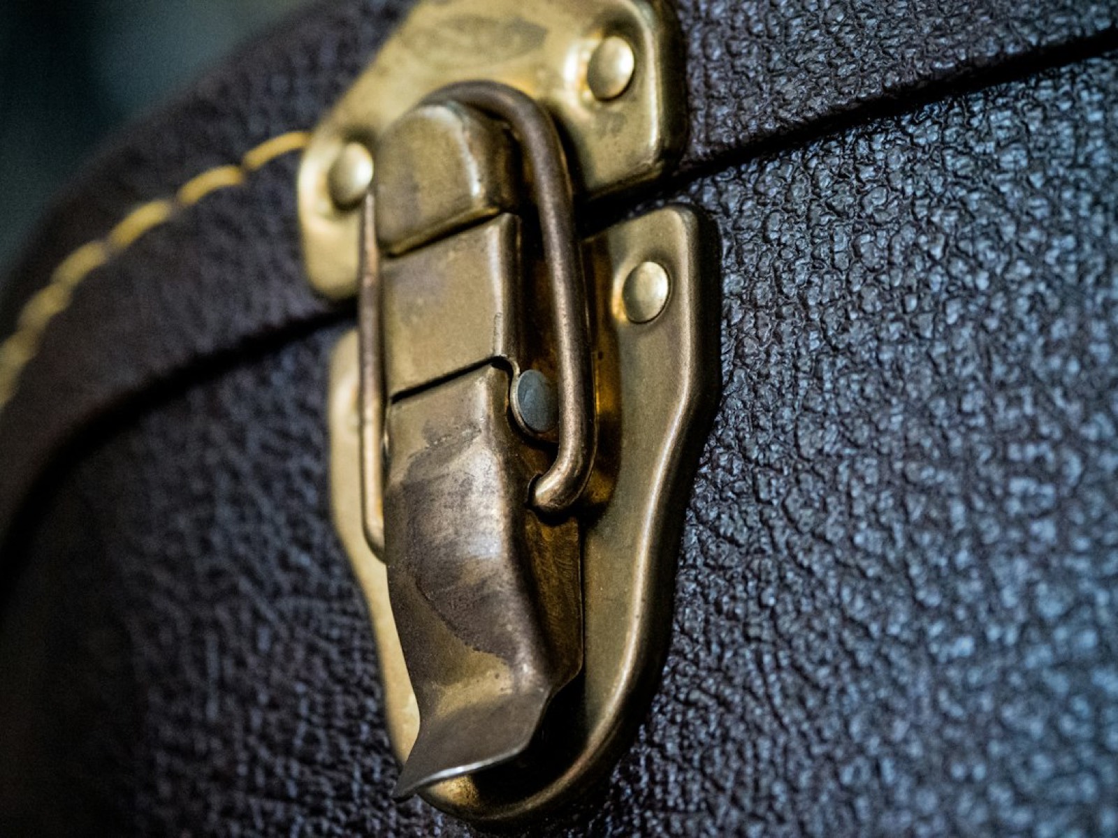 gros plan sur une boucle de ceinture en cuir