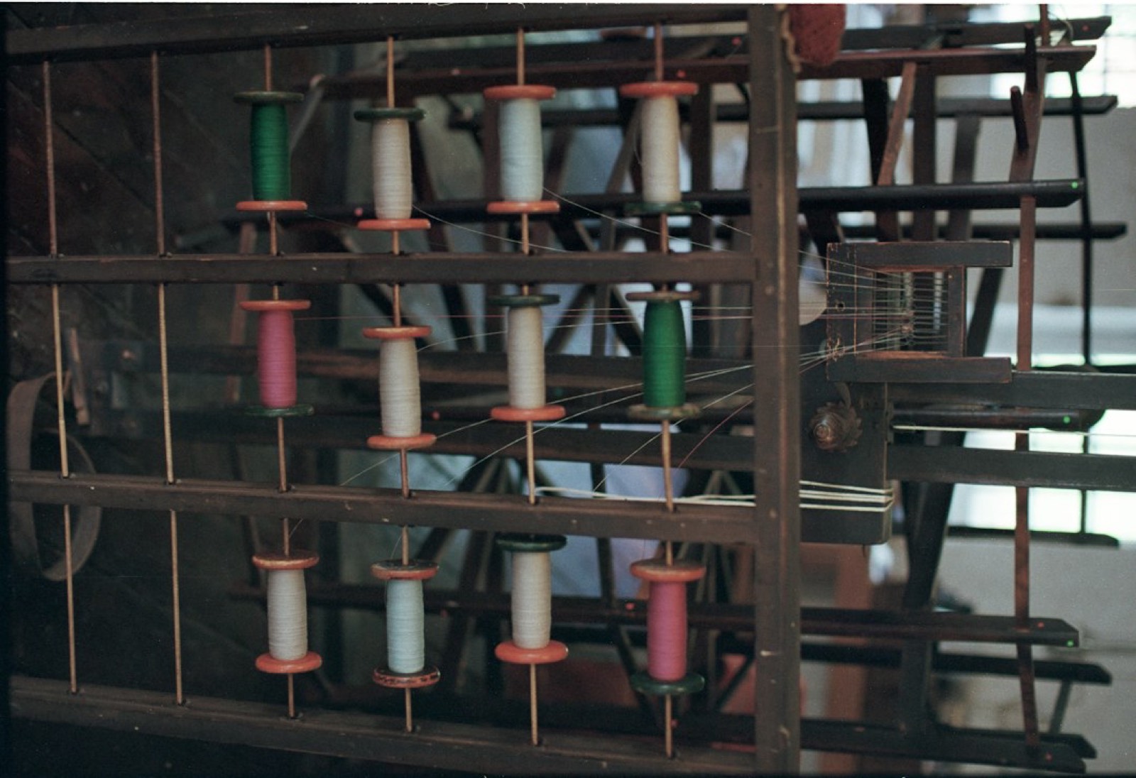 Bobines de fil sur un métier à tricoter les chaussettes