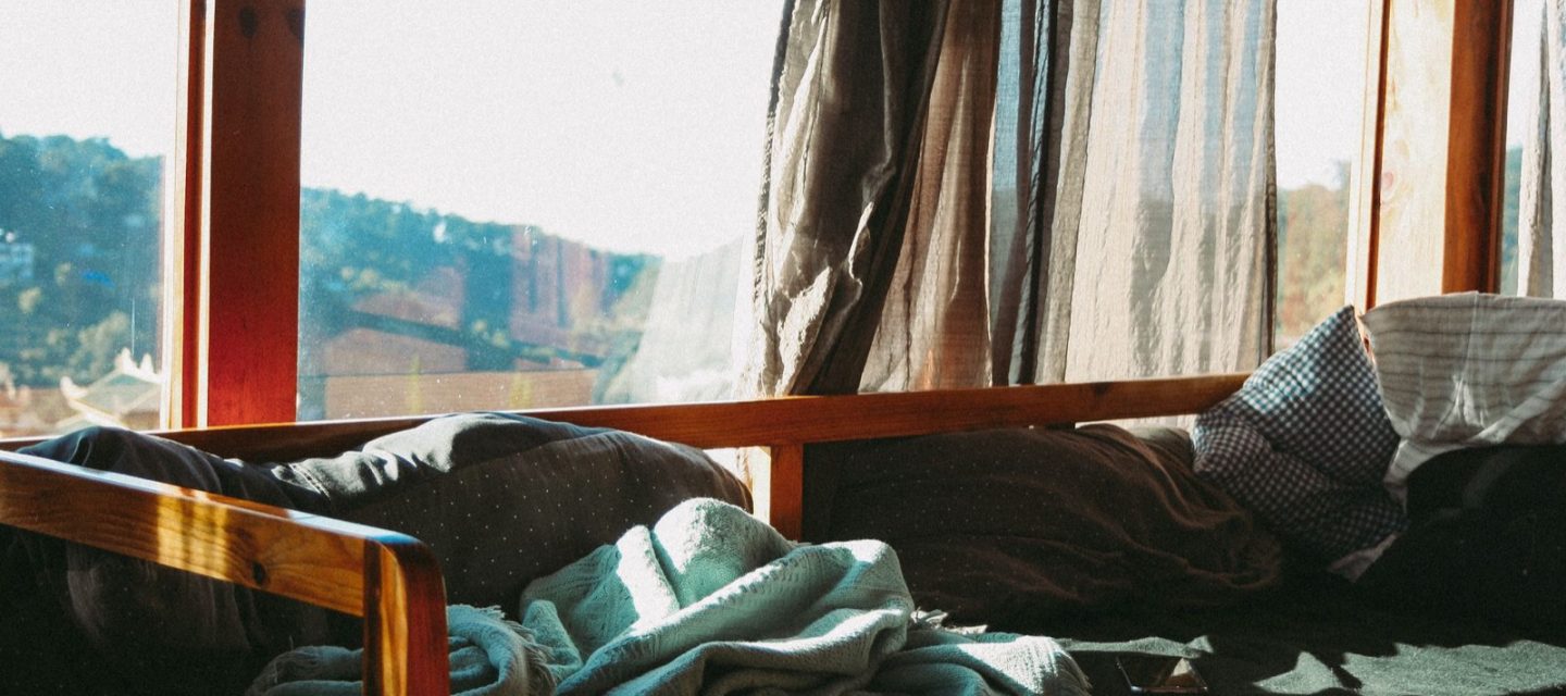 Comment bien choisir son oreiller : le guide pour dormir vraiment mieu