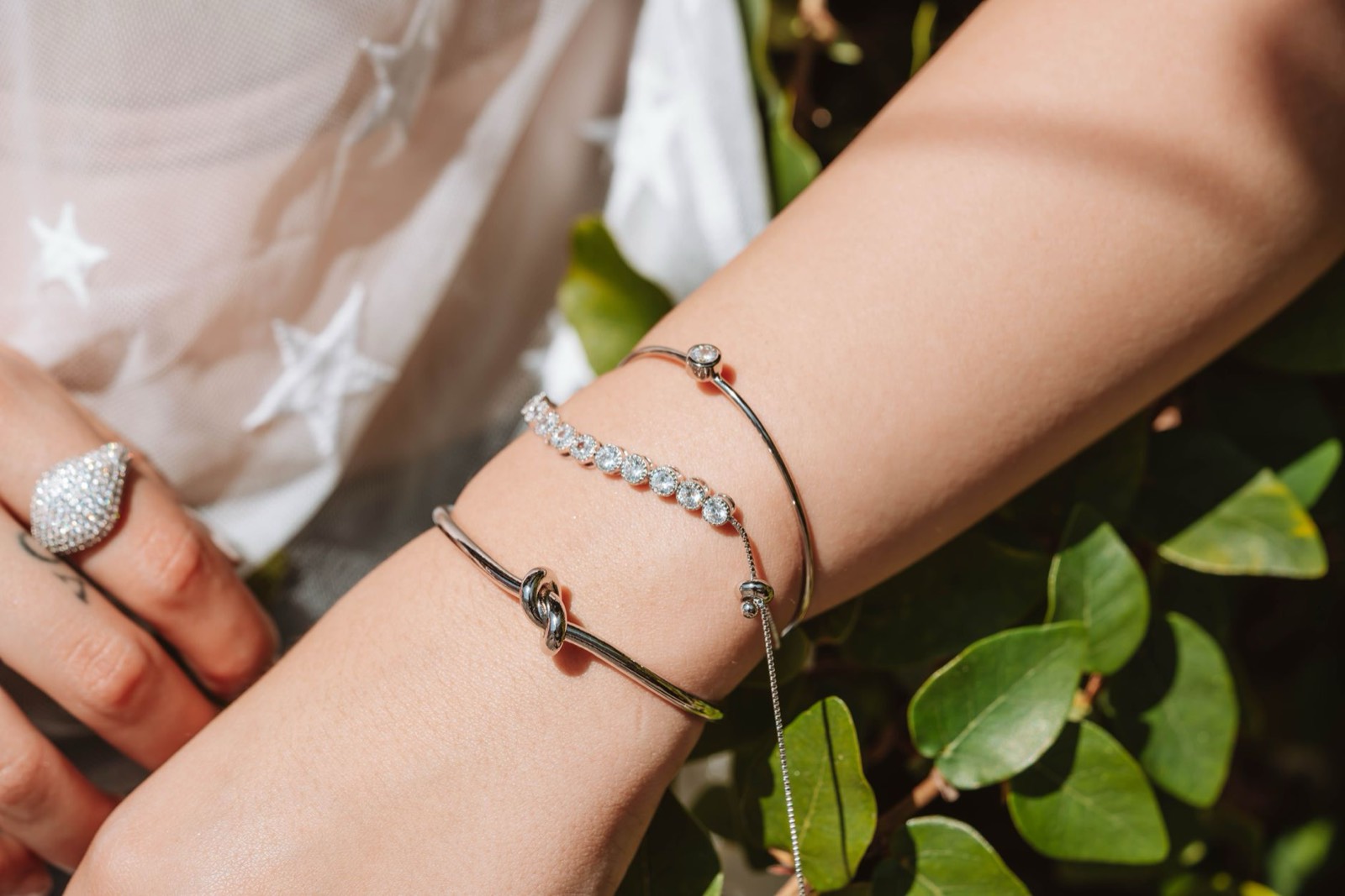 Femme superposant plusieurs bracelets en pierre naturelle au poignet
