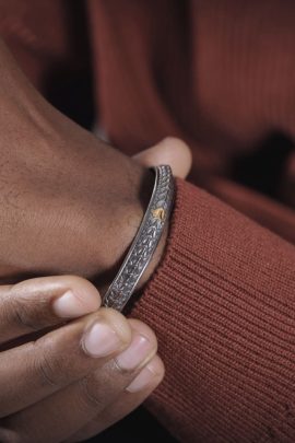 Comment porter un bracelet magnétique sans faute de style