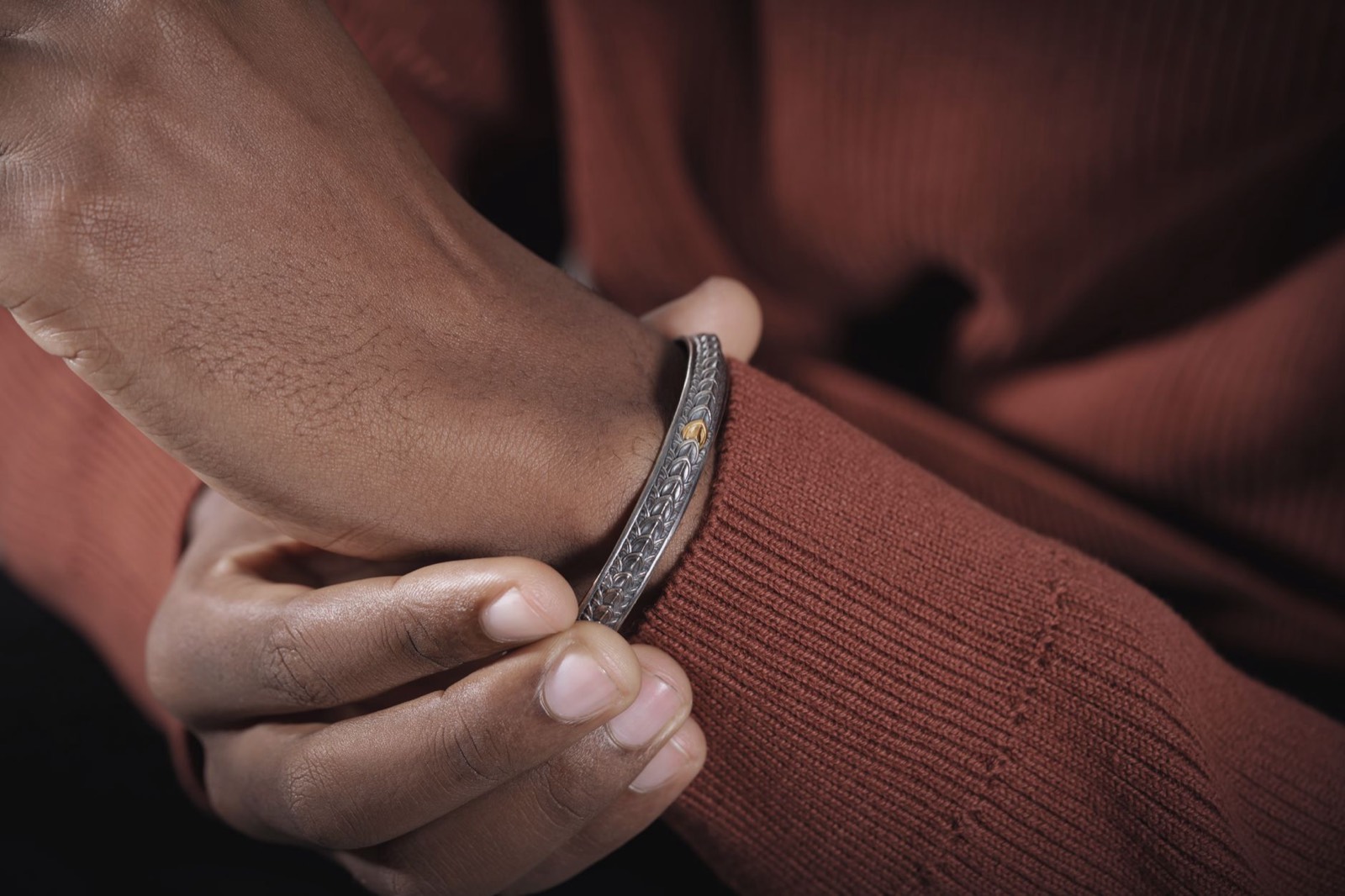 Comment porter un bracelet magnétique sans faute de style