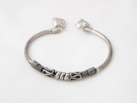 Comment porter un bracelet Pandora : charms, poignet, accords