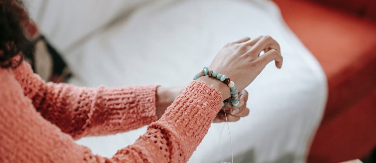 Comment porter un bracelet feng shui : poignet, main, sens