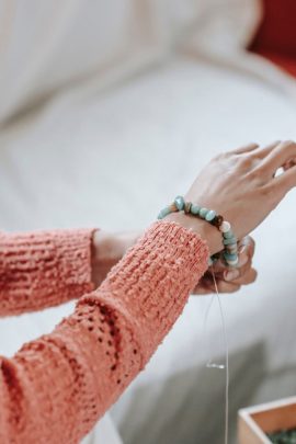 Comment porter un bracelet feng shui : poignet, main, sens