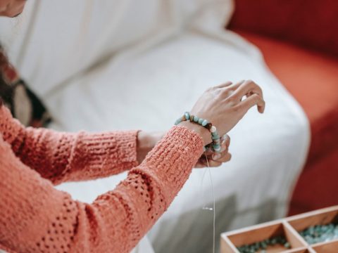 Comment porter un bracelet feng shui : poignet, main, sens