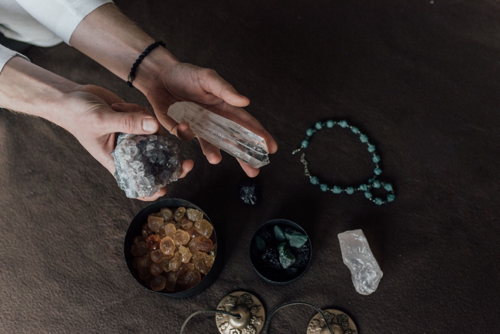 bracelets en améthyste et quartz rose portés au poignet