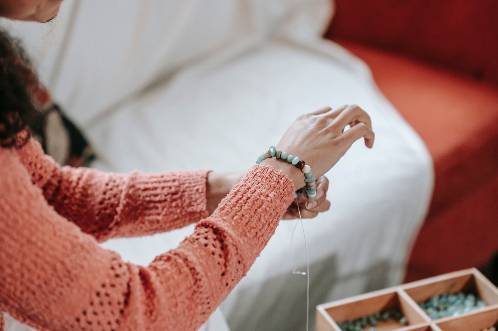 Comment porter un bracelet feng shui : poignet, main, sens