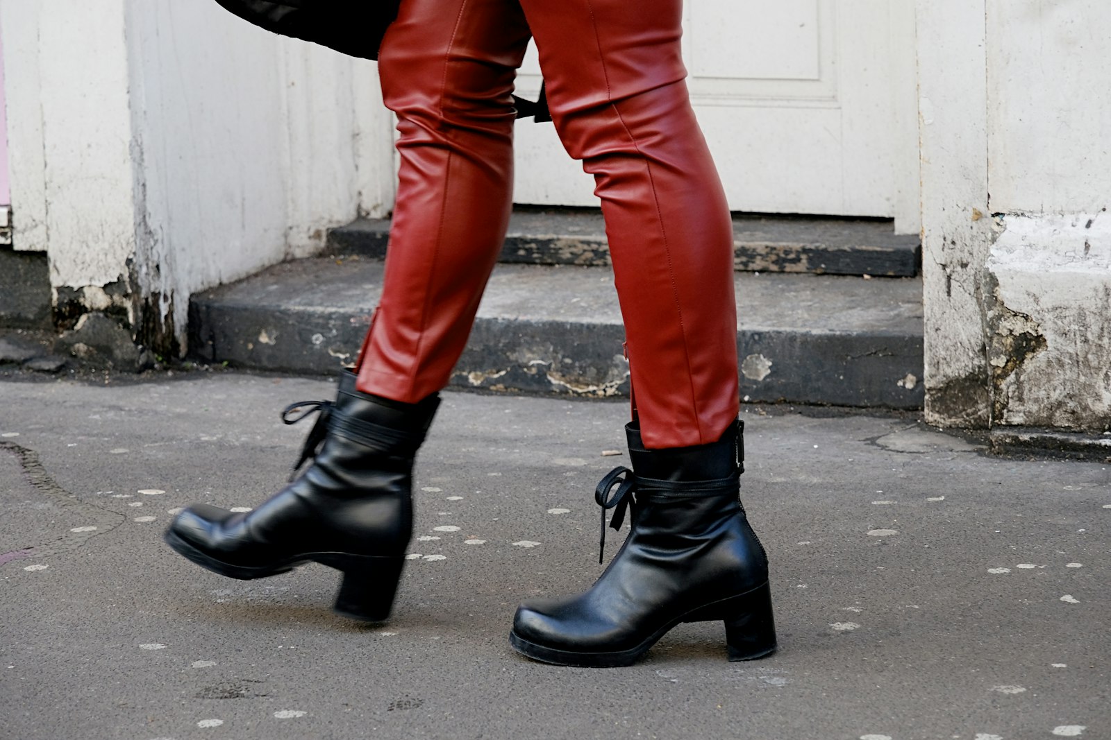 Osez le cuir : Isabelle Ithurburu réinvente l'élégance avec son pantalon audacieux