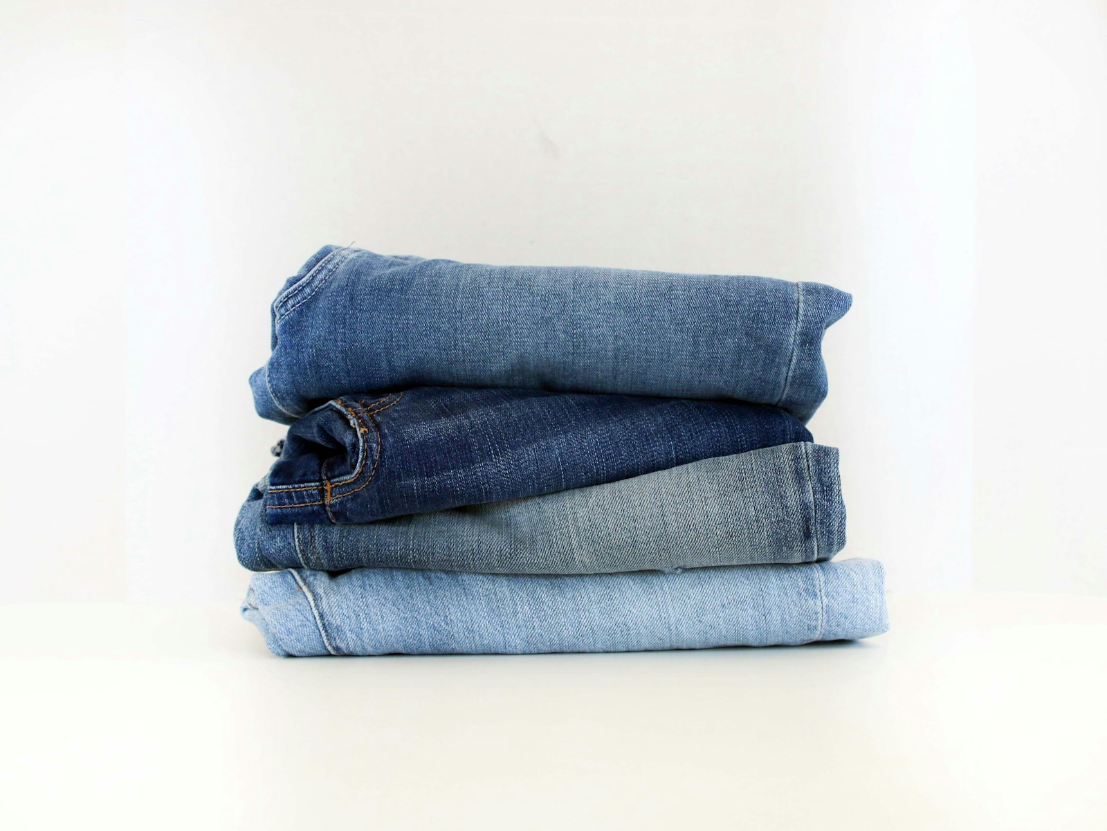 Le denim réinventé : Marion Cotillard redéfinit l'élégance automnale