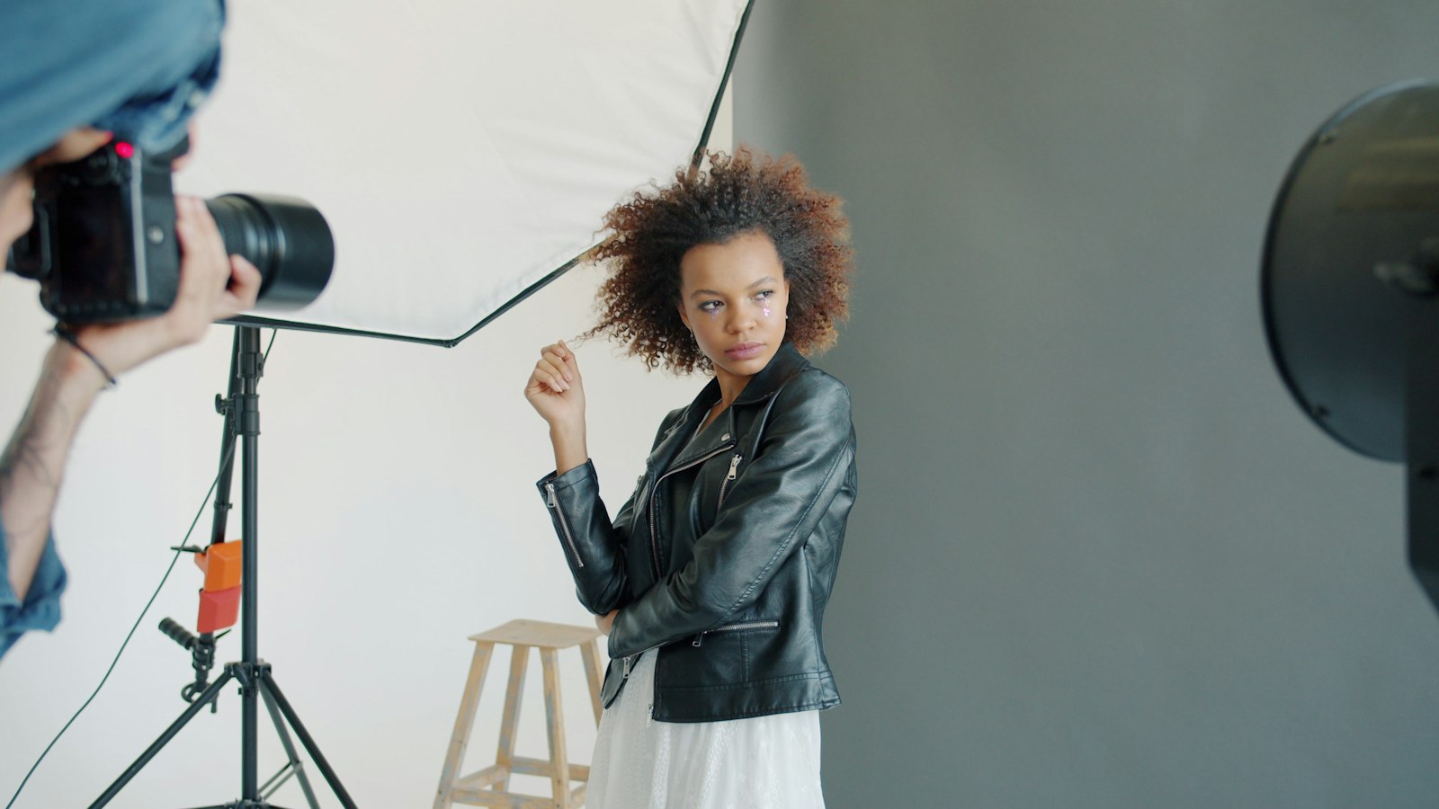 Le manteau-écharpe de Tina Kunakey : l'astuce mode pour un hiver stylé