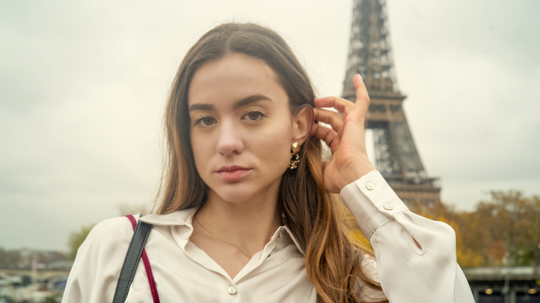Dès la Fashion Week, les boucles d'oreilles dépareillées bousculent votre style