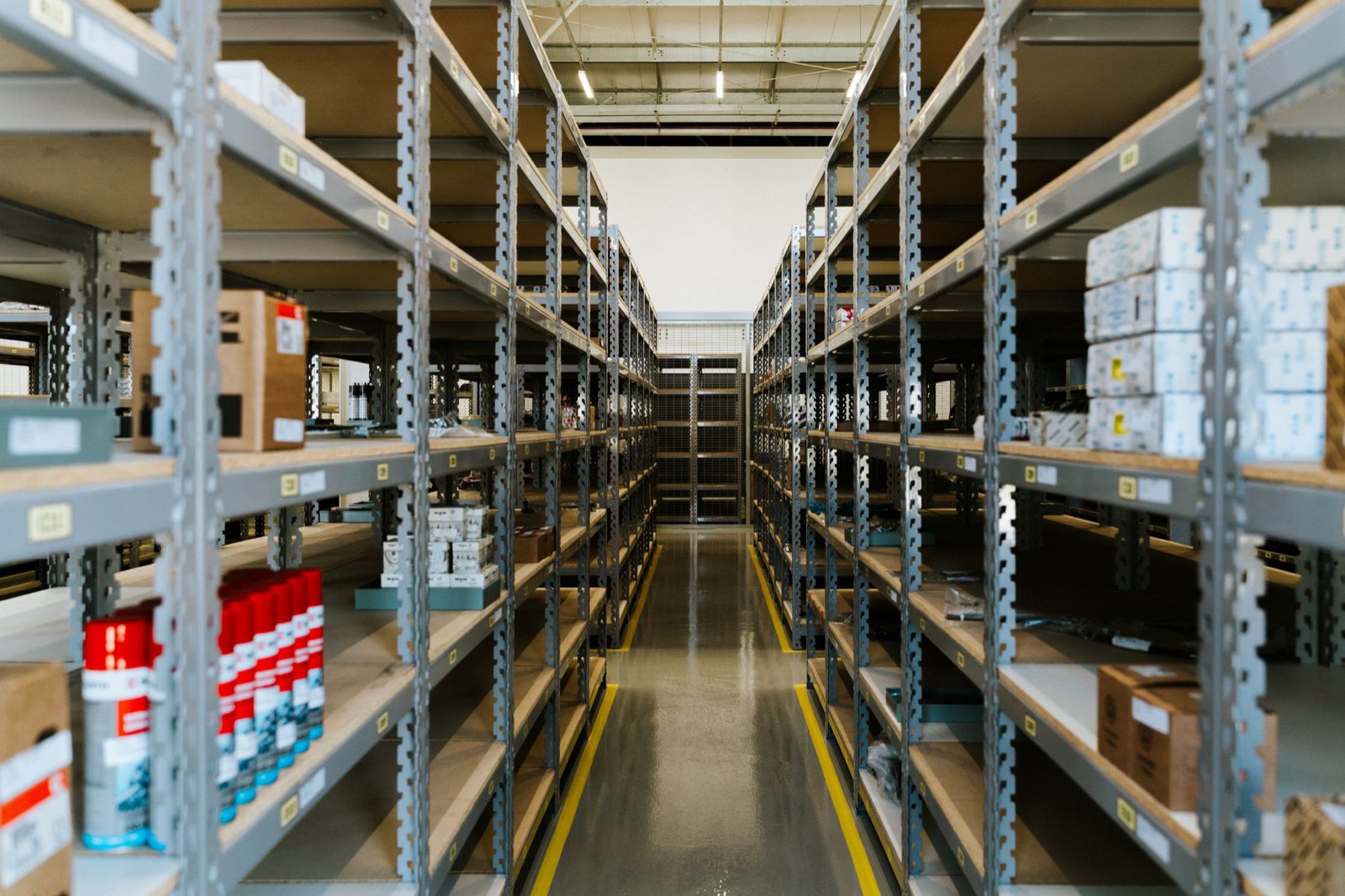 Petit entrepôt de vêtements avec étagères et cartons prêts à expédier