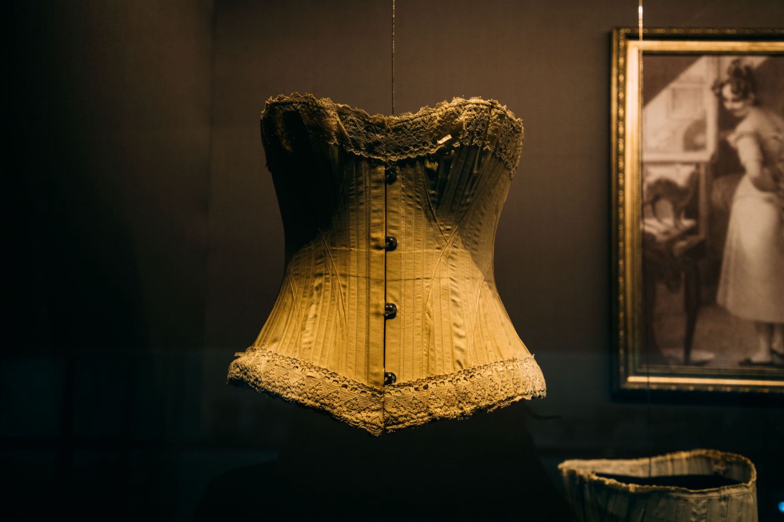 Illustration de silhouette corsetée et crinoline du 19e siècle