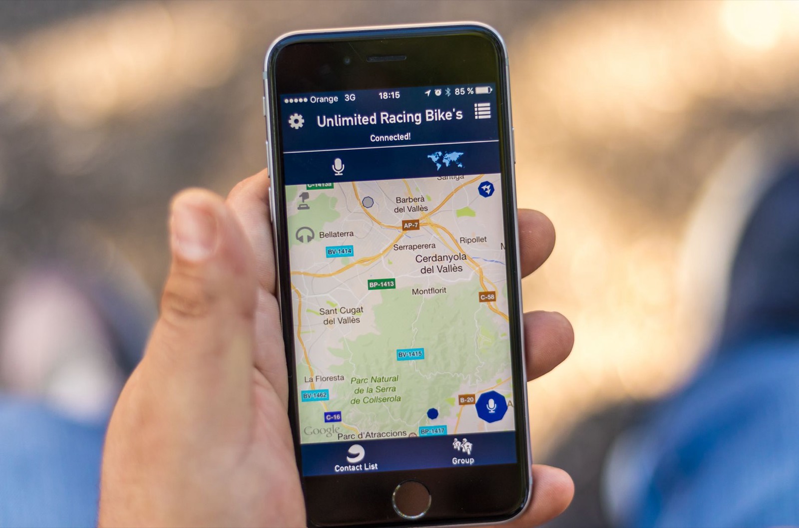 Smartphone affichant une carte de quartier dans une rue en ville