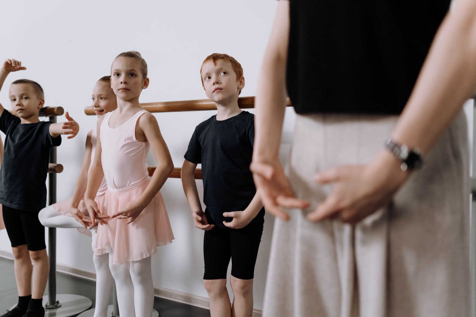 Cours de danse pour débutants dans un studio lumineux
