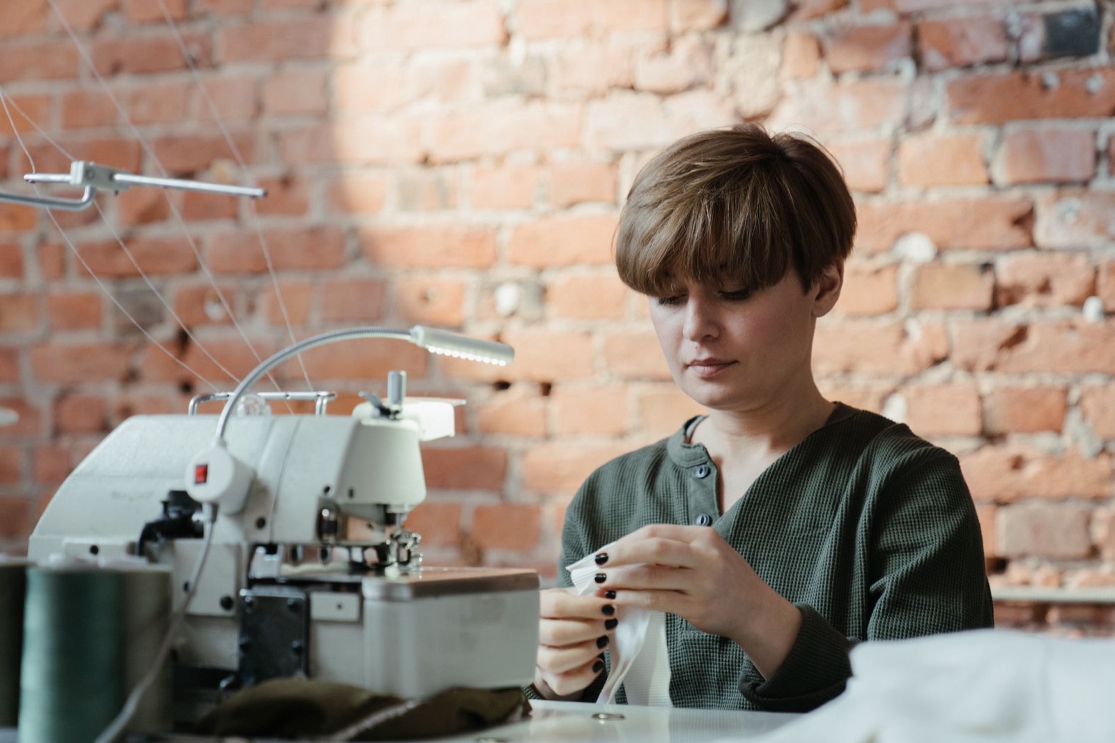 Étiquette de vêtement homme sur un atelier de confection