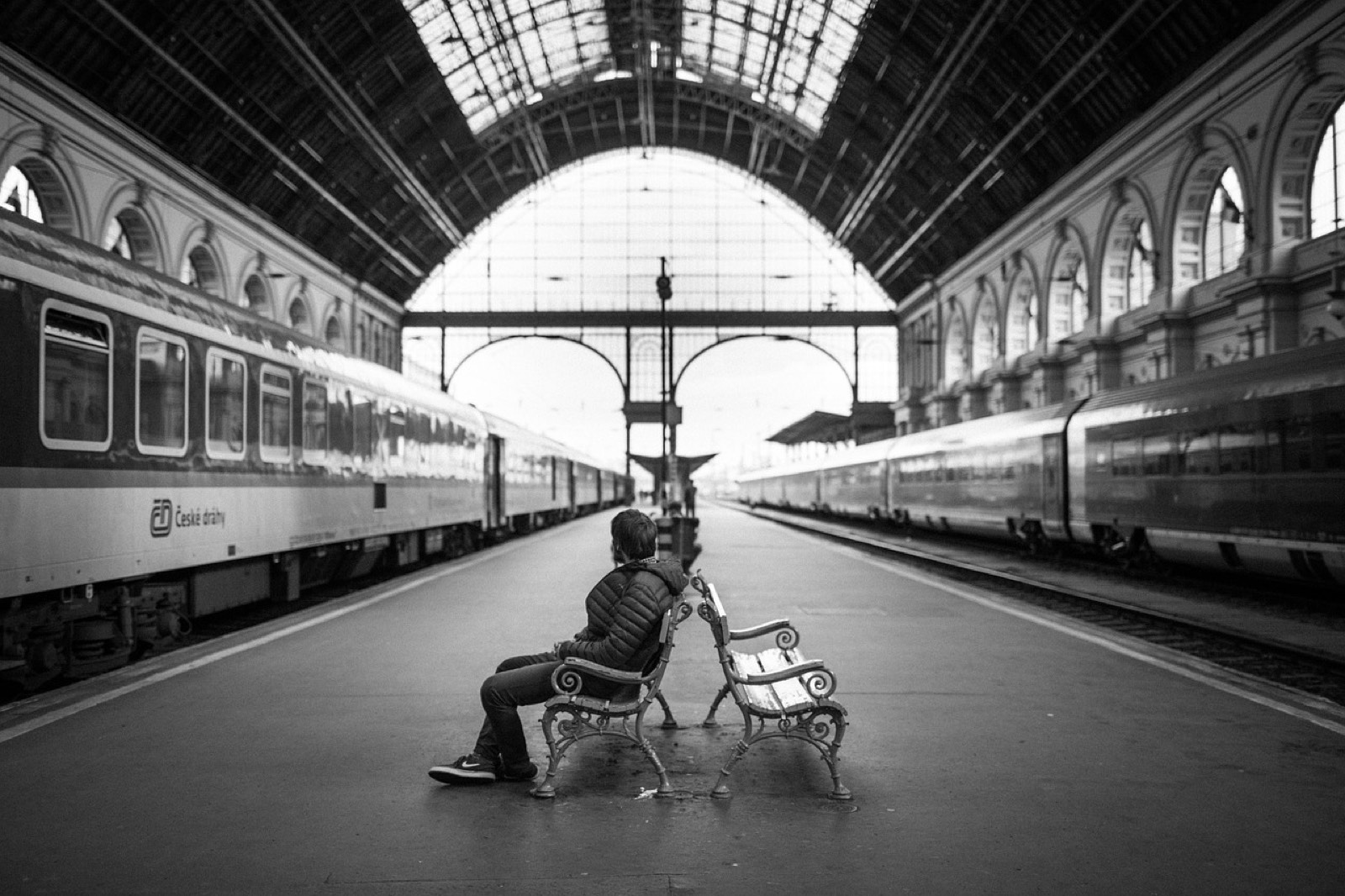 Homme portant un sac à dos dans une gare avant un trajet