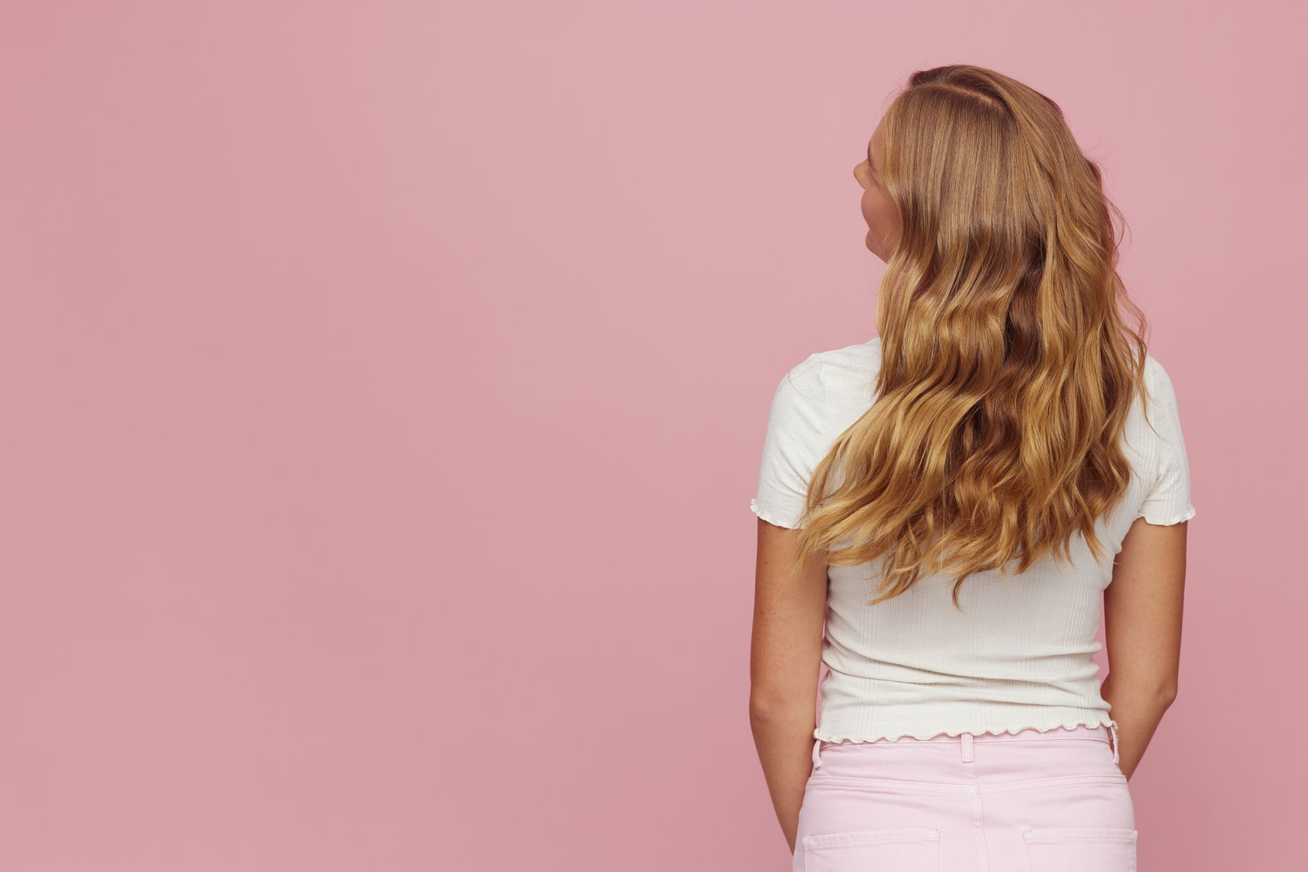Dès cet automne, la couleur hot honey blonde séduit avec Philippine Leroy-Beaulieu