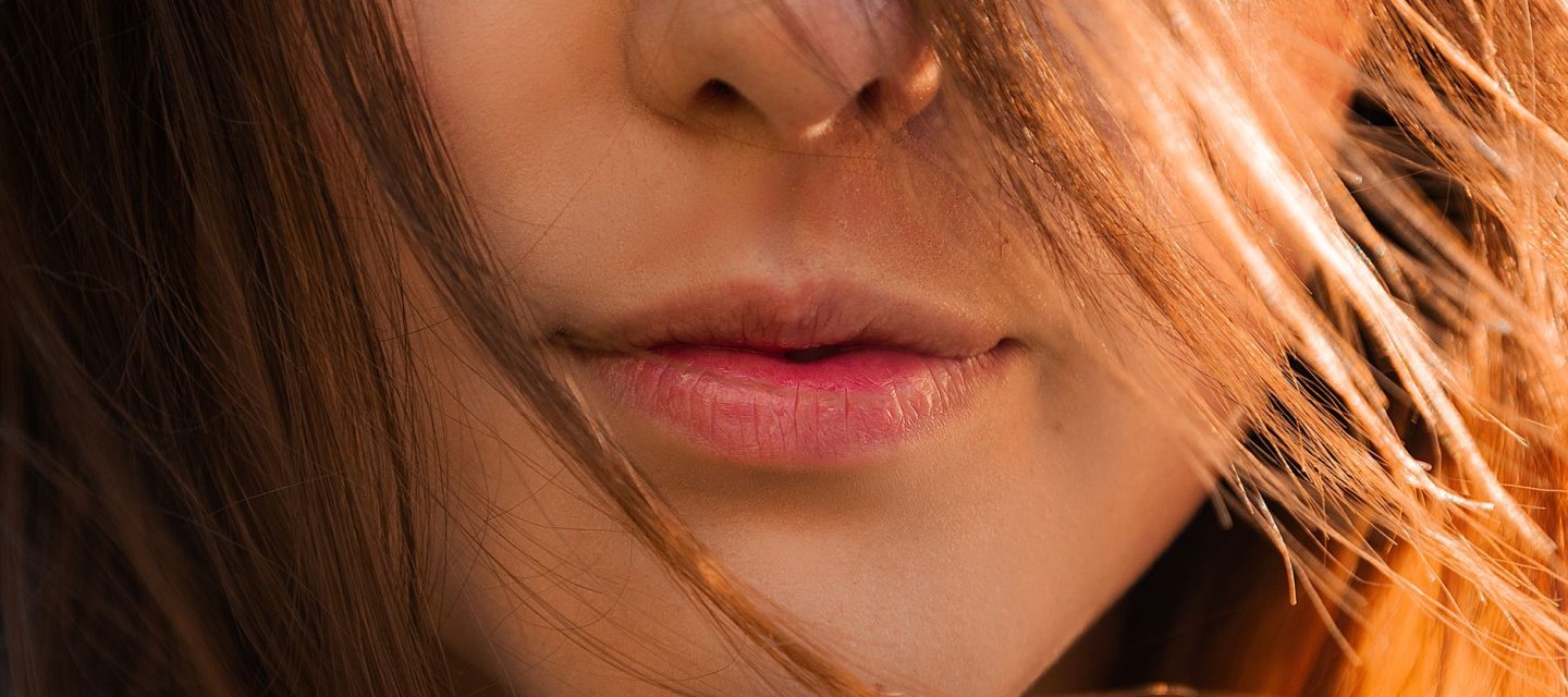 Mèches roses et verre scintillant : Intégrez les tendances beauté de la Fashion Week dans votre routine quotidienne