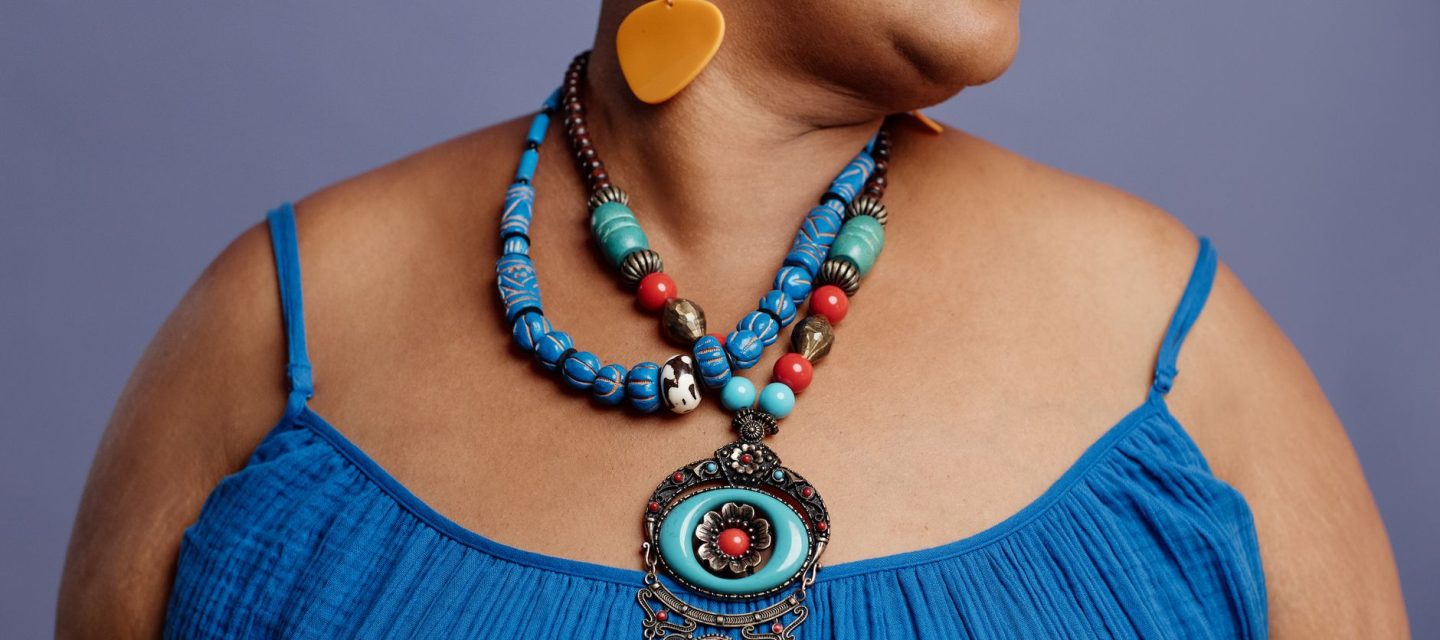 La mode engagée de Nassima : comment son audace peut transformer votre garde-robe