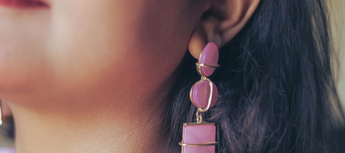 Dès la Fashion Week, les boucles d&rsquo;oreilles dépareillées bousculent votre style
