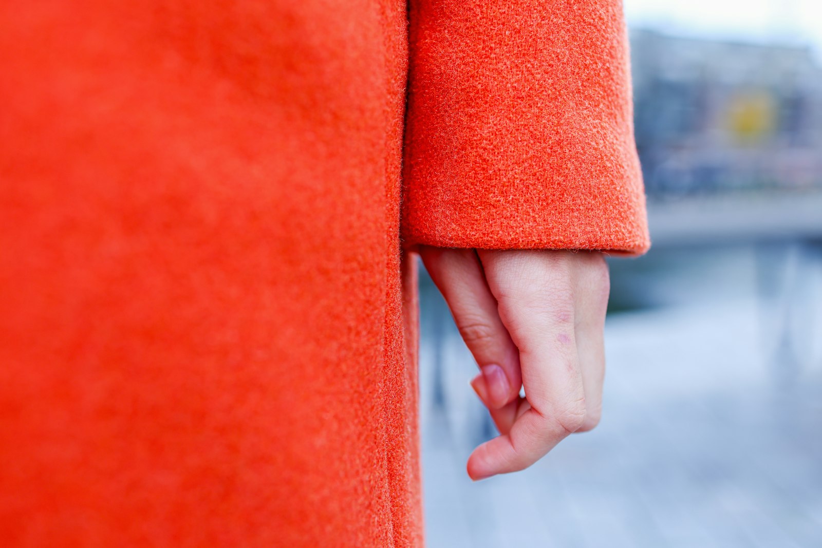 Le manteau long d&rsquo;Iris Mittenaere : l&rsquo;allié chic et confortable de votre automne