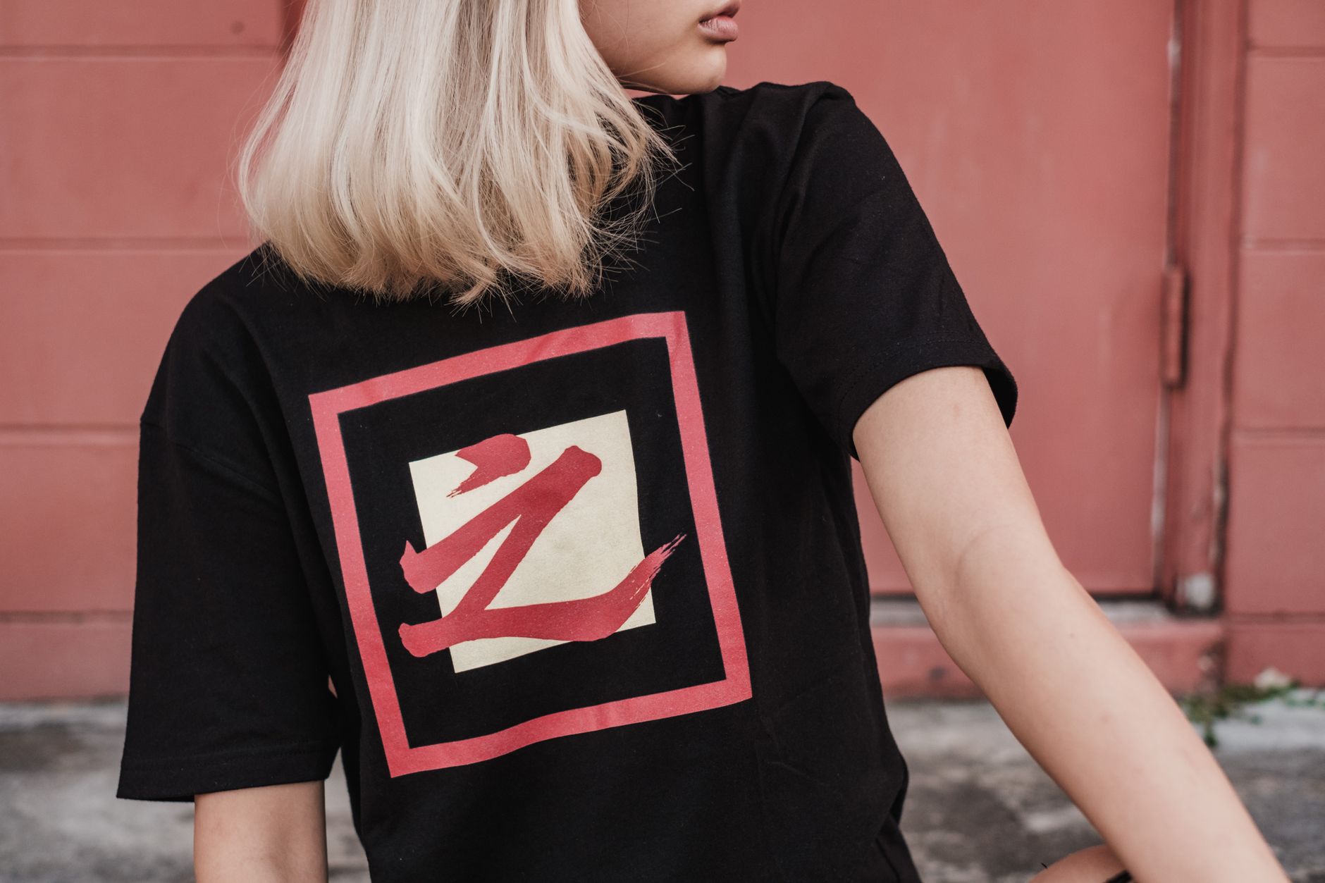 Osez le mélange explosif : comment Paris Hilton et Supreme redéfinissent votre style