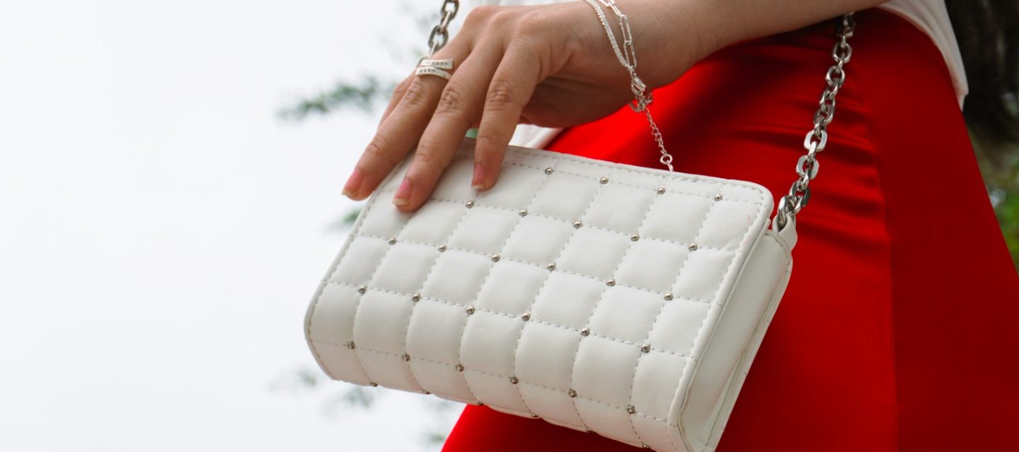 Pourquoi la pochette Prada est l&rsquo;accessoire que vous devez absolument adopter cet automne