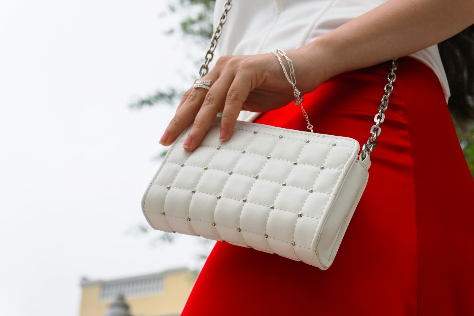 Pourquoi la pochette Prada est l&rsquo;accessoire que vous devez absolument adopter cet automne