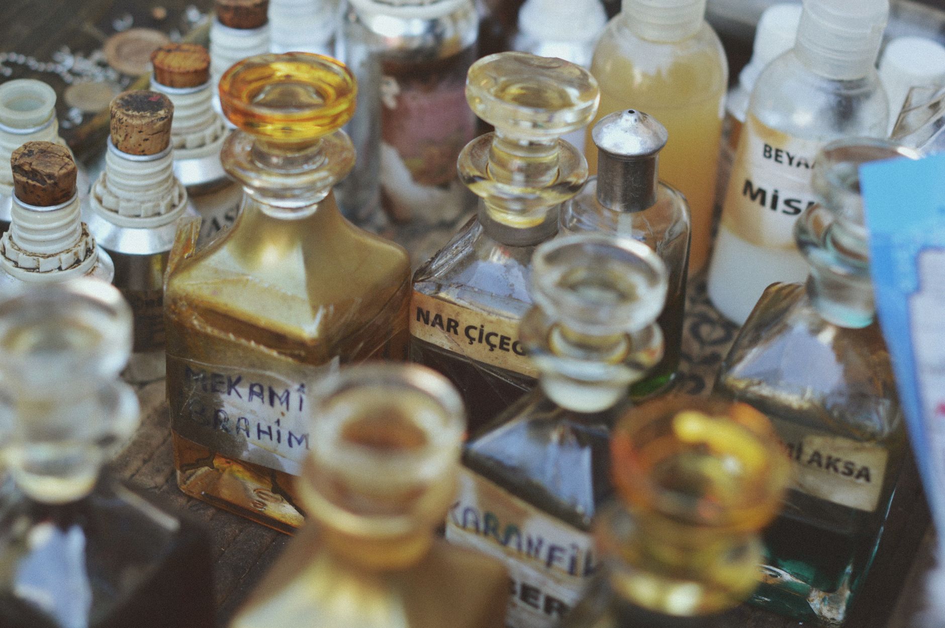 Le parfum de Caroline de Monaco : un classique irrésistible des années 80 à adopter