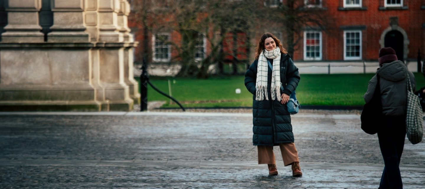 Karine Ferri : Comment le style universitaire rajeunit votre garde-robe cet automne