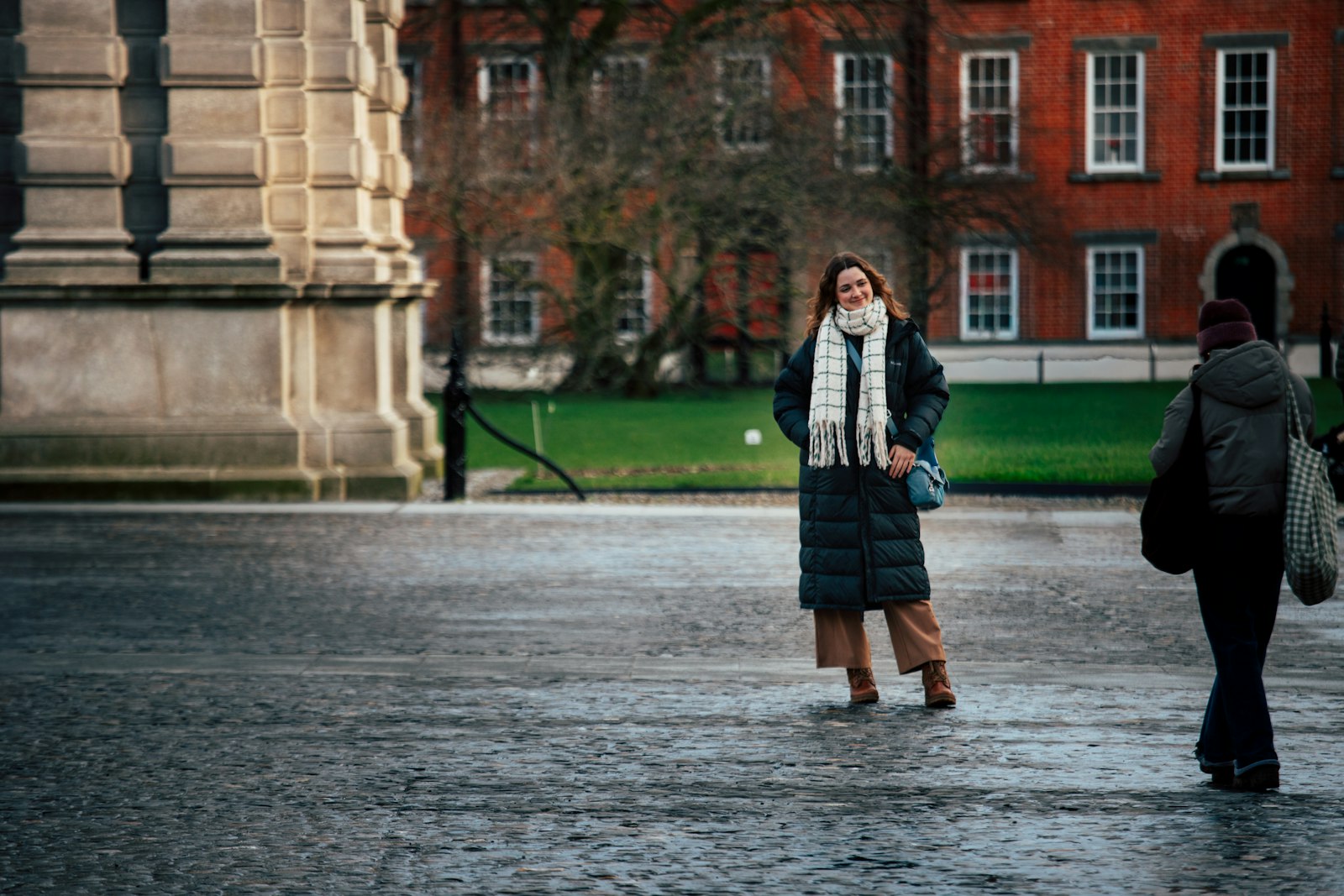 Karine Ferri : Comment le style universitaire rajeunit votre garde-robe cet automne