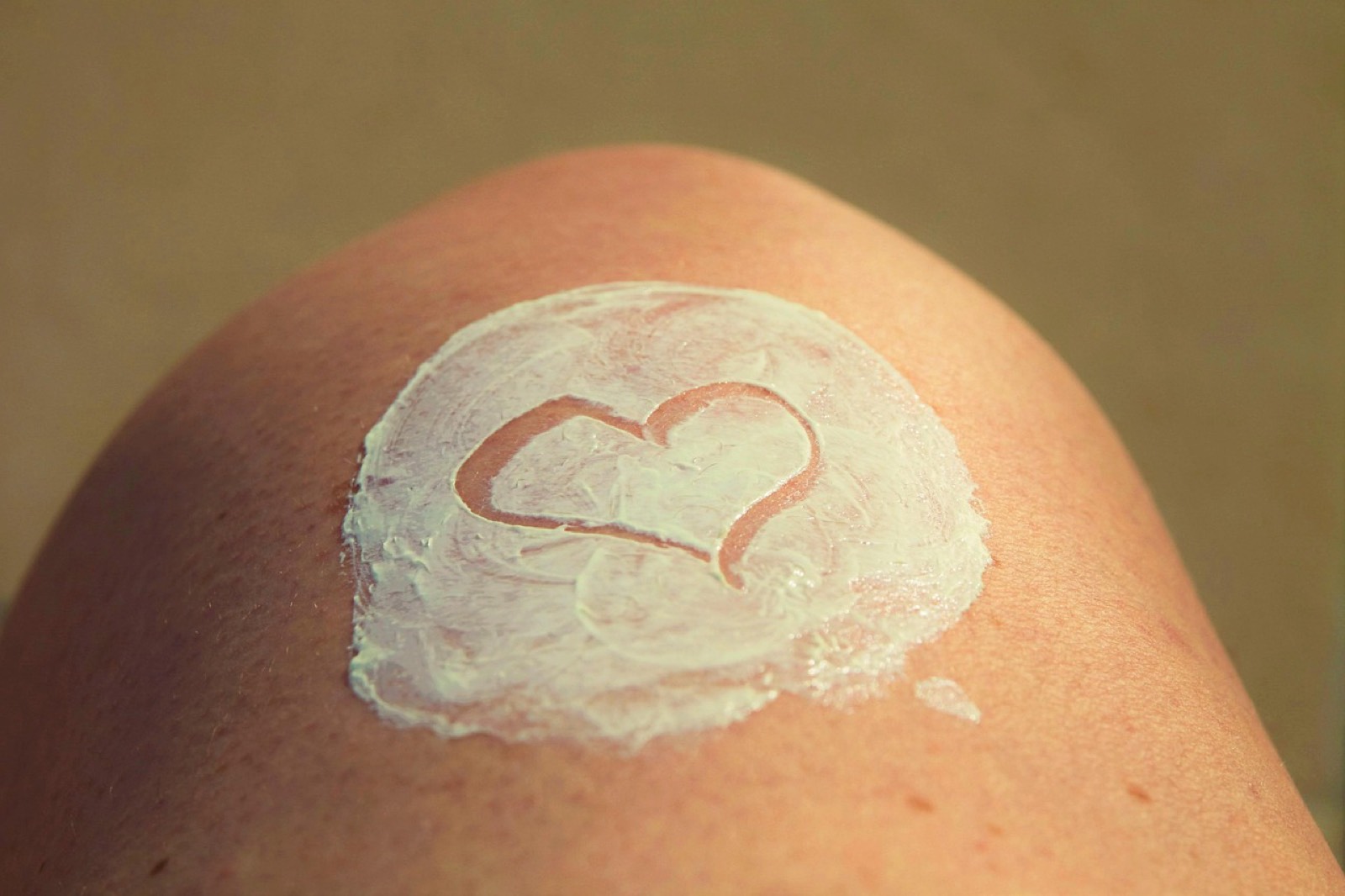 Jeune femme appliquant une crème de soin sur le visage le matin