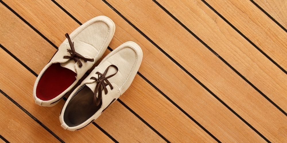 Une paire de chaussures bateau pour homme, un essentiel de la mode estivale
