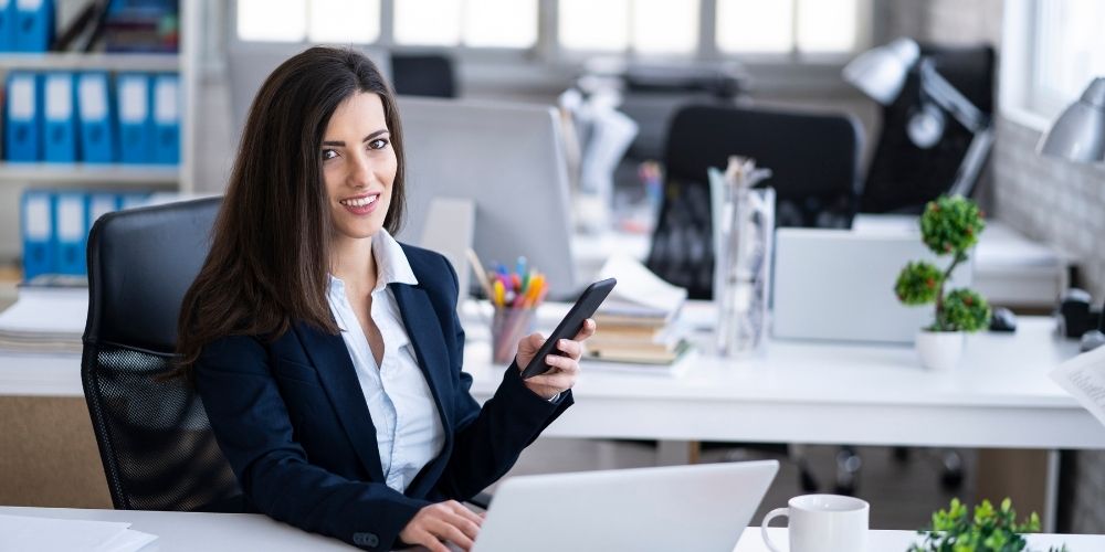 femme-au-bureau