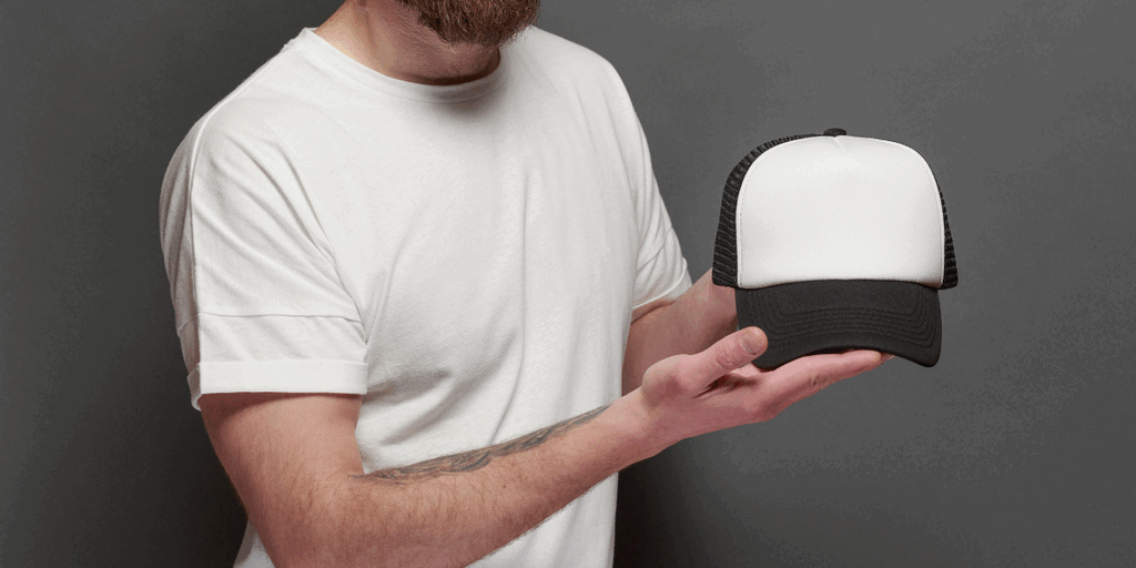 casquette noire et blanche