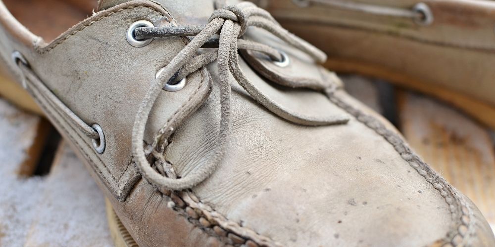 Une paire de chaussures bateau grises, symbole de style et de confort